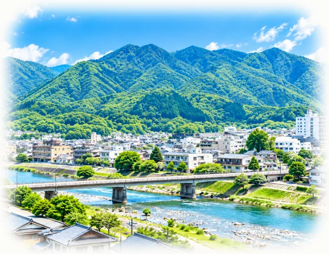 越前市の町並みと山